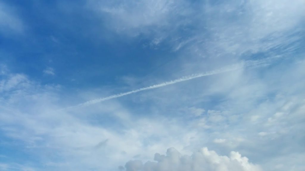 空中散布型の人工雲〓ケムトレイル〓吸湿性物質 or 液化二酸化炭素