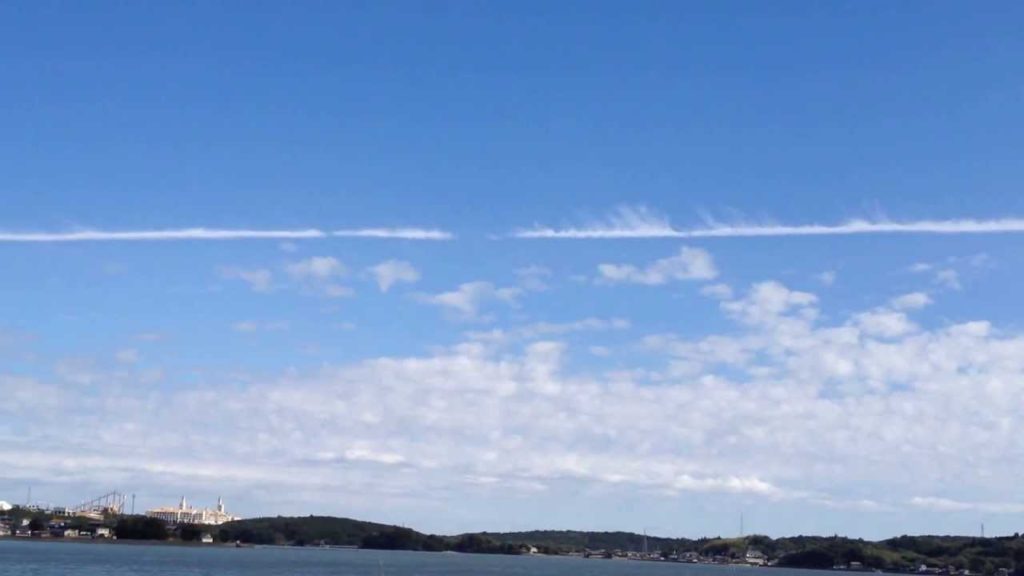 地震雲？飛行機雲？ケムトレイル？あまりにも長い一直線の雲。