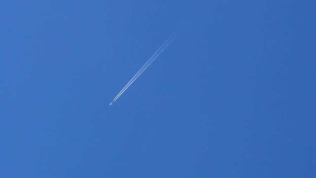 2014年2月16日飛行機を撮影。ケムトレイルか？