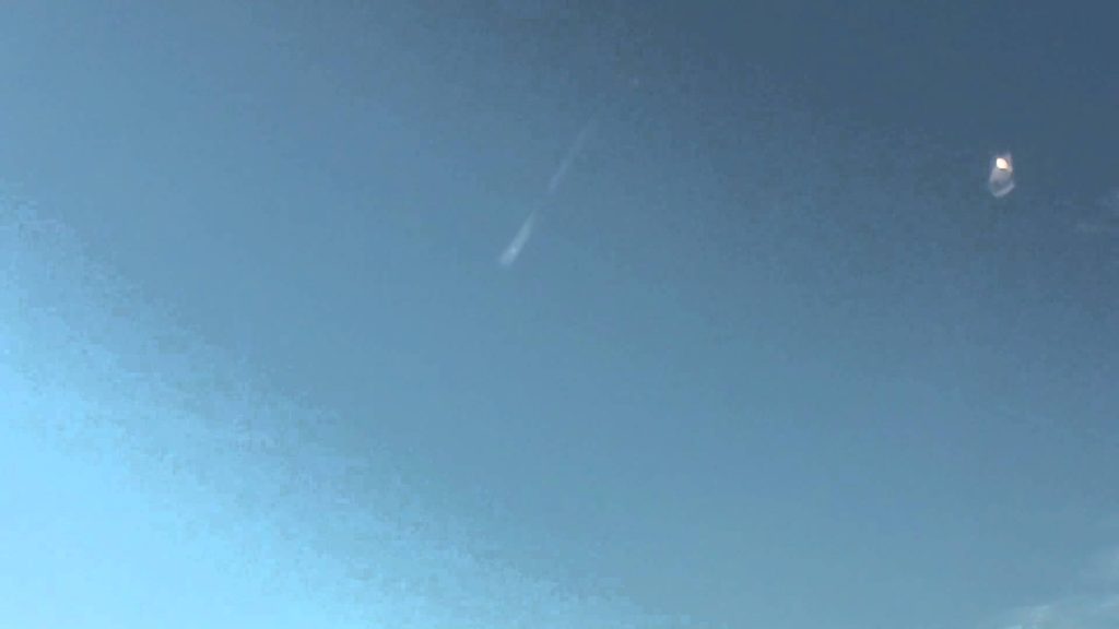 【ケムトレイル？】飛行船雲が途中で切れ、数キロ離れた位置から再び発生@東京上空 2015年12月5日（日）