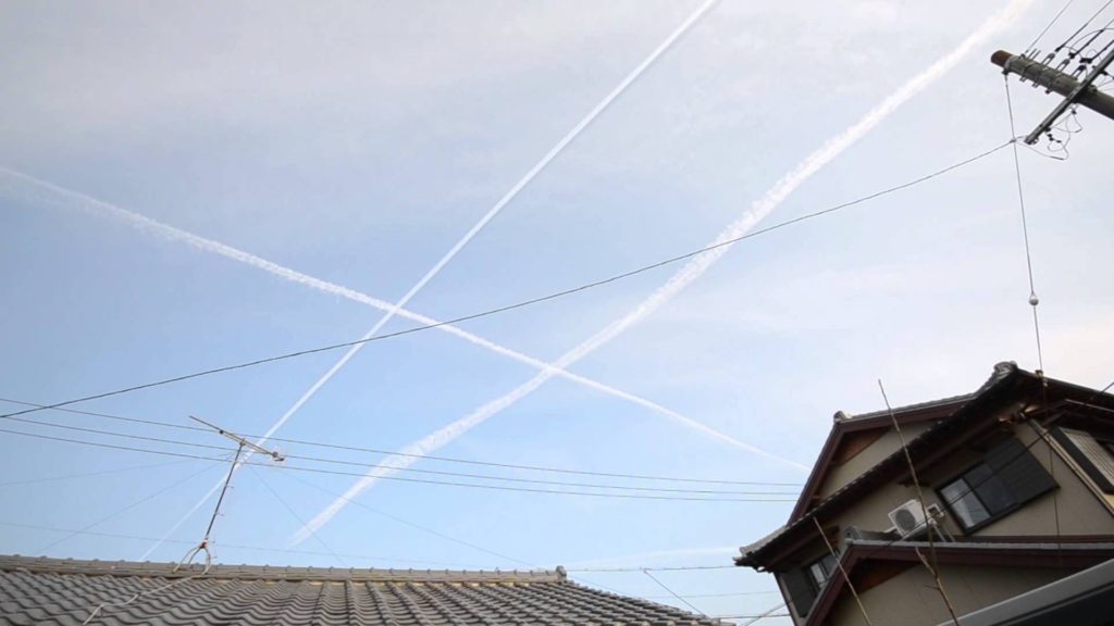 Very long contrail and 4 cross 飛行機雲が同時に4つ交わっている ケム・トレイル?