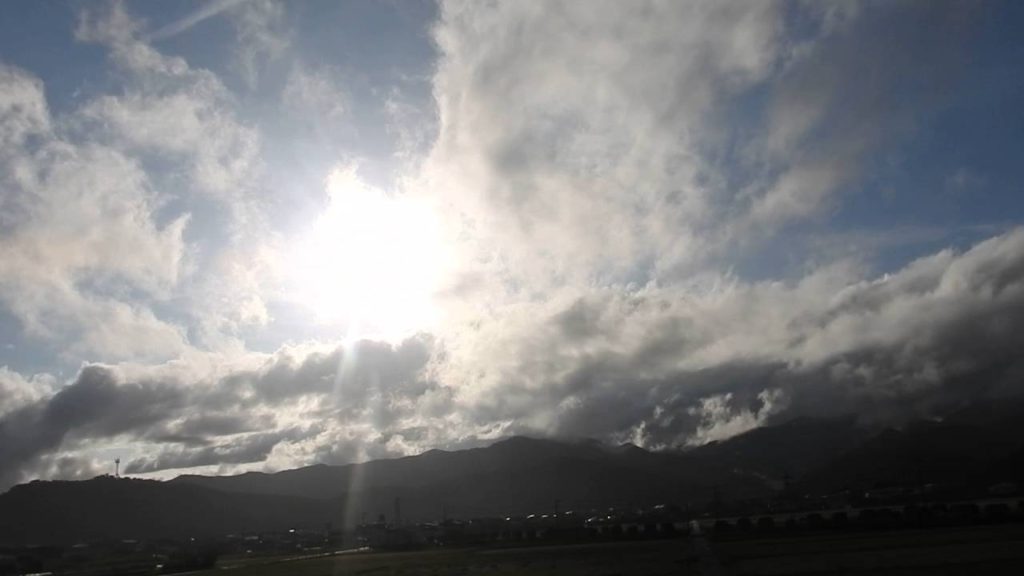 〔人工雲〕ケムトレイルと日の入りのお天道様を遮る人工雲！