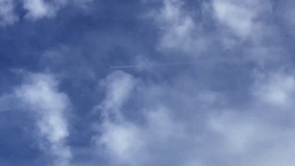 〔2019.11.24昼〕ケムトレイル散布中の飛行物体（機影はおそらく偽物）vs航跡を残さない普通の飛行機。ケムトレイル雲と灰色の人工雲。