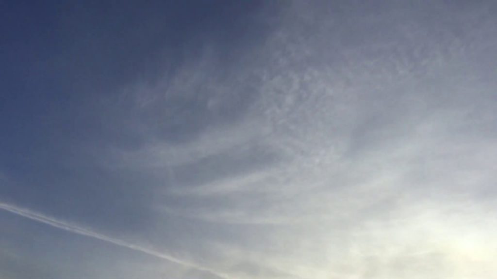 〔2019.10.21朝②〕Ｘ字交差ケムトレイルとケムトレイルの経時的変化〔解説：人工雲vs自然の雲〕前半の解説は前回の動画とほぼ同じですが、後半では別のポイントを解説しています。
