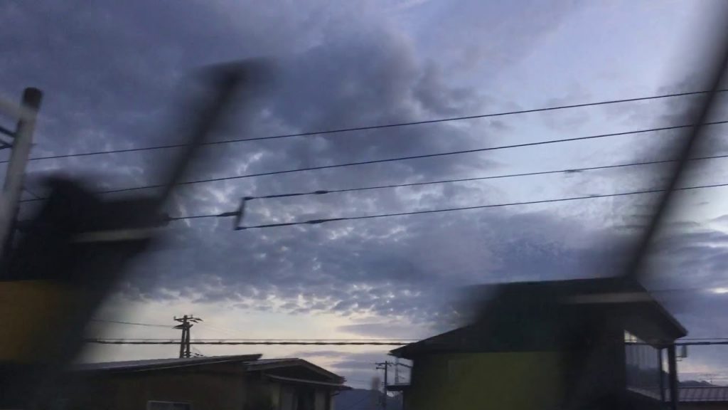 〔2019.12.17朝②〕ケムの車窓から：派手なケムトレイルと青灰色の人工雲（考察：それぞれの主目的の違いについて）