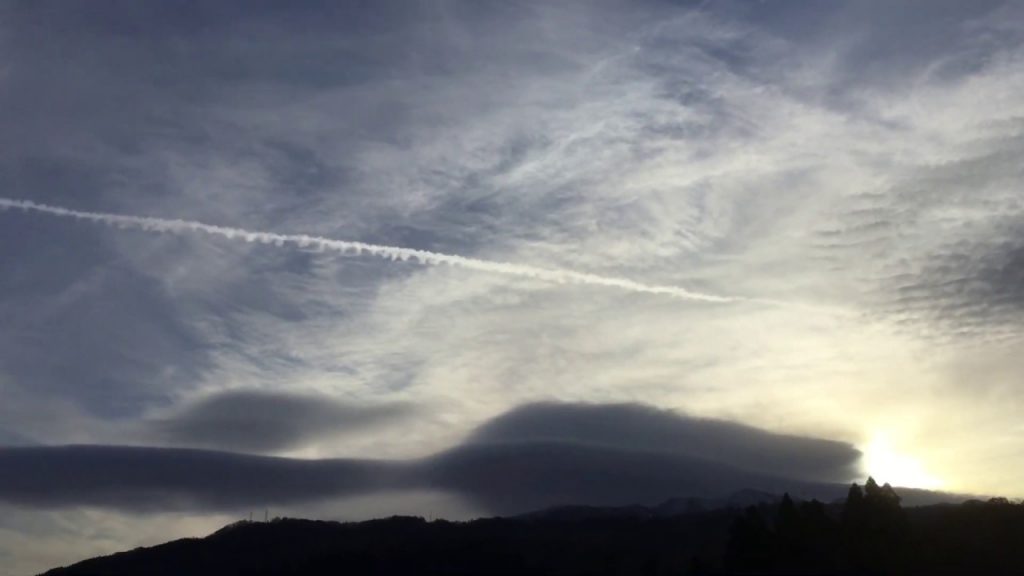 〔2019.12.1朝③〕はっきりとしたケムトレイル複数散布中（＆変形過程）。蔵王上空に居座り続ける灰色の人工雲。