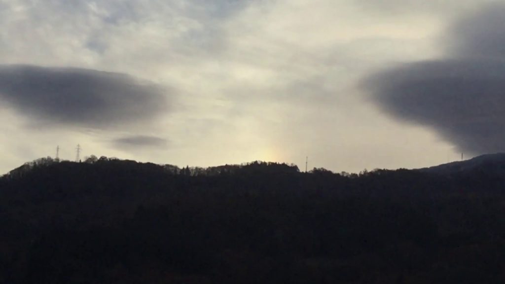 〔2019.12.1朝②〕続報・ケムトレイルにともない頻繁に見られる彩雲＆波紋状の雲