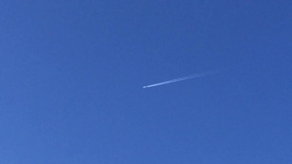 〔2019.12.16昼②〕雲ひとつない青空の中のケムトレイル（2/2）〔解説：「ケムトレイル」として私たちが見ているのは化学物質そのものではない〕