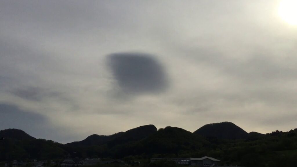 いかにも怪しい雲に覆われた空③ケムトレイル散布後に現れる典型的な雲（2019.5.9.山形市）