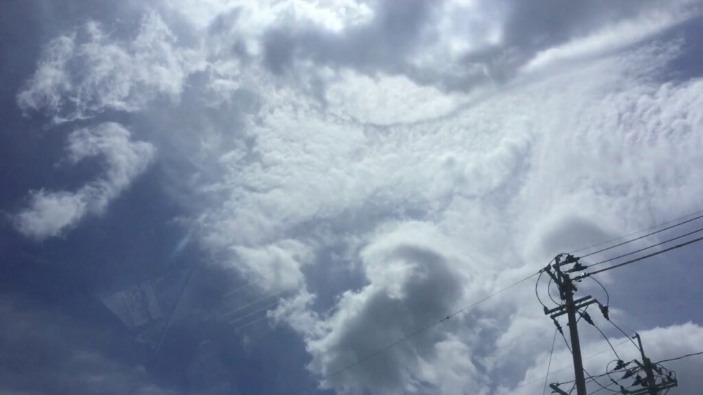 〔2019.8.12午前②山形県〕ケムトレイルと自然の雲とは思えない雲