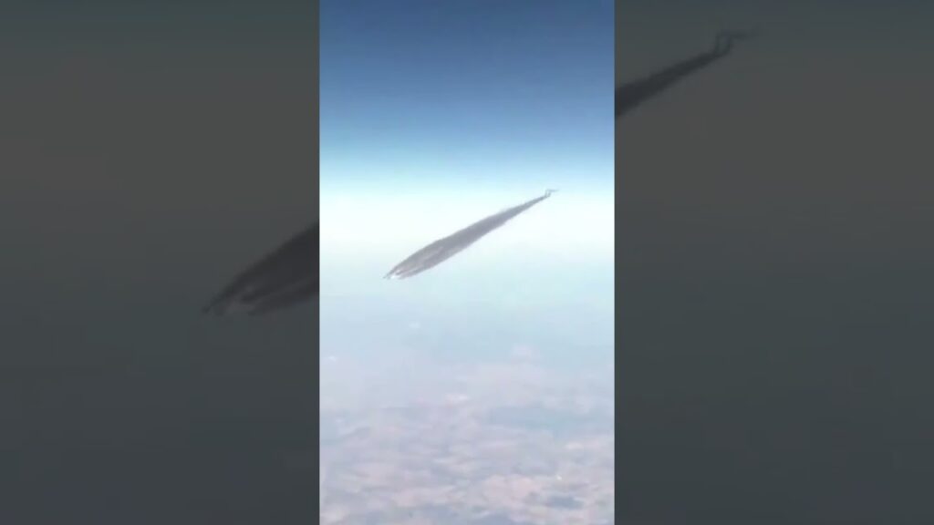 【切り抜き】飛行機から見たケムトレイルが凄い！　近くで見ると灰色なんですね！　#ケムトレイル