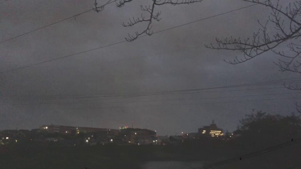 10月18日の空　ケムトレイル雲が速い速度で東から西に流れていました。夕方には川の増水が見られました。安濃ダムからの放流の警告がありました。