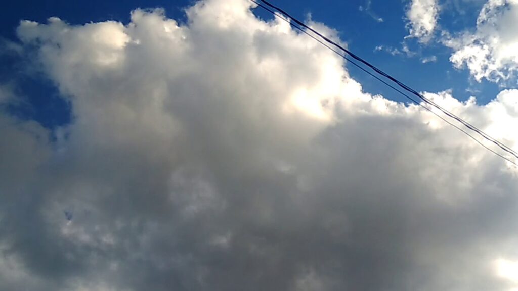 今日の空模様　2019年10月29日　ケムトレイルはほとんどなく本来の空に近いかもしれません。