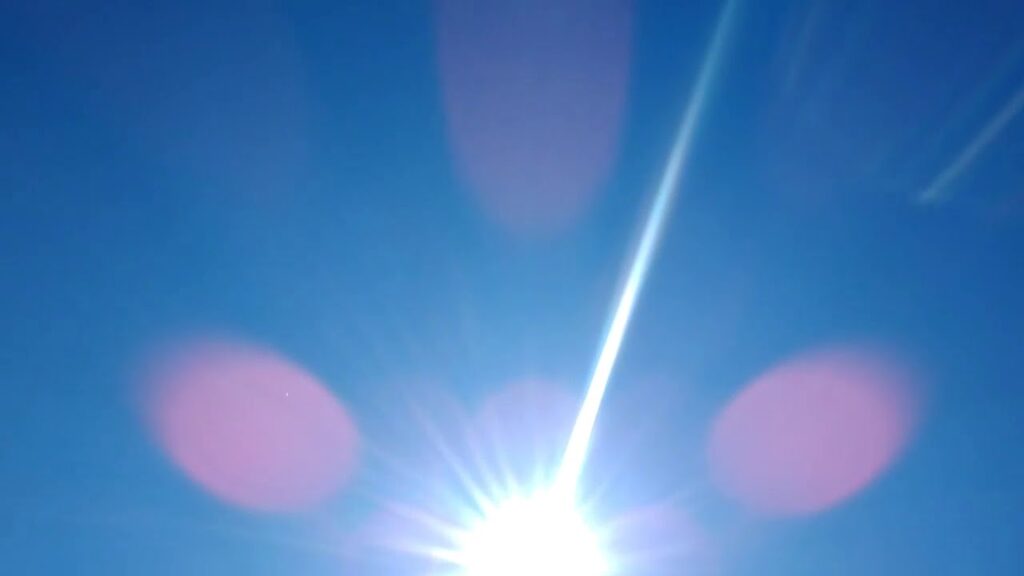 今日2019年11月6日の空模様　ケムトレイルや雲は全く無く空全体が青空です。　アプリからの世界の空気の状況も引用