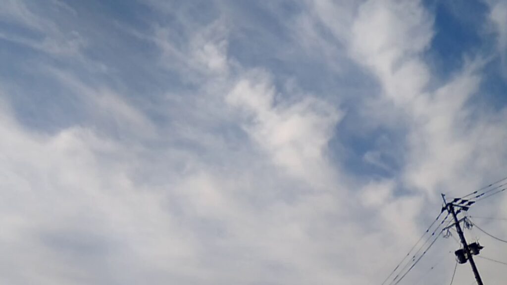 今日の空模様2019年11月1日　朝からケムトレイル(飛行機雲のような化学物質の航空機による噴霧)が撒かれています。