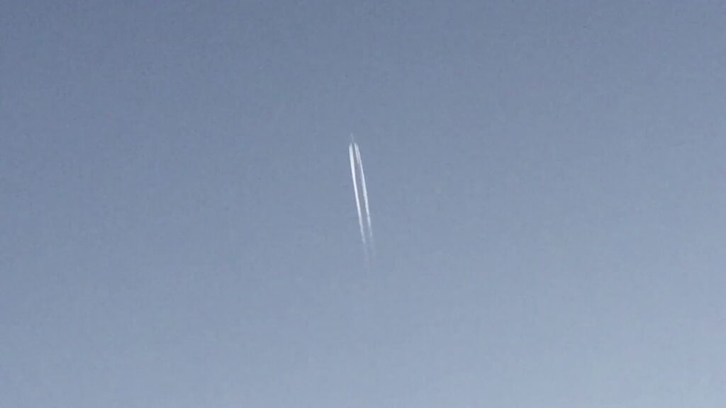 先程とは別のケムトレイルを撒く機影。そして、徐々にファントム・ジェット機（Fake Plane）としての正体を露わにして行きます（2019.5.11.山形市）