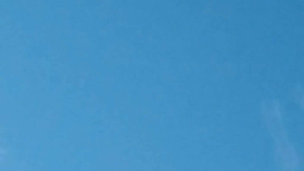 今日の空模様2019年10月31日　朝からケムトレイルが撒かれています。
海外では広がった状態のケムトレイルをSylph (妖精)と呼んでいるようです。