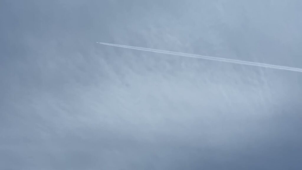 ケムトレイルをばら蒔いてるのか？2021年4月1日金曜日11:04:20秒