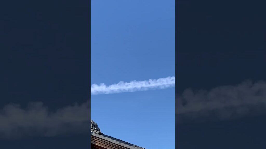 頭上にはケムトレイル。