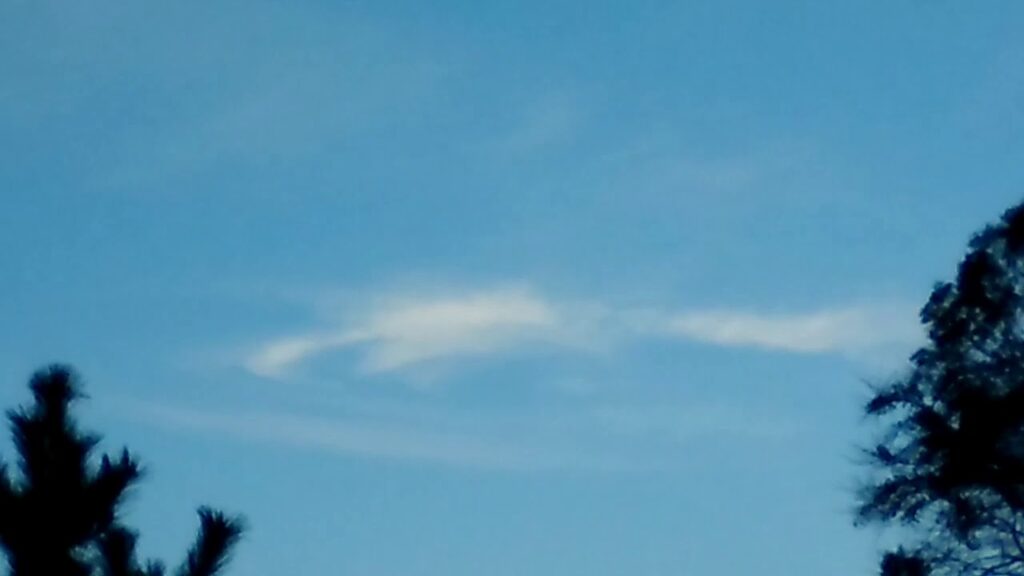 2019年10月28日の空模様　少しだけケムトレイルが撒かれていました。海外では広がった状態をSylph(妖精)と呼んでいるようです