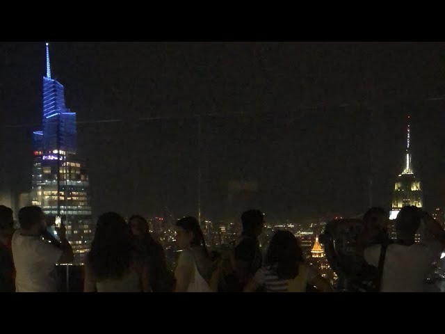 ロックフェラーセンターから予告ライブ