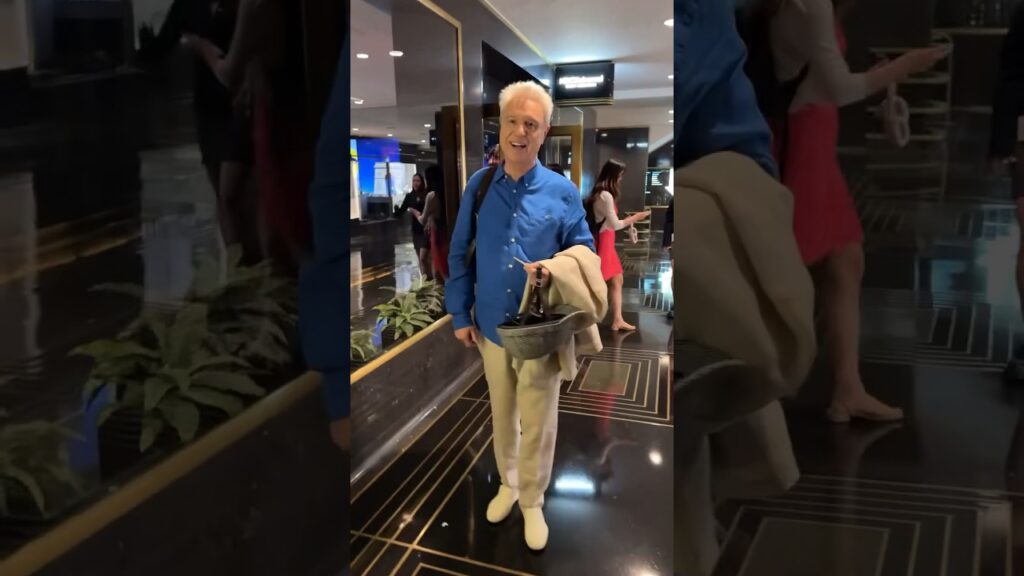 David Byrne from Talking Heads meeting fans in Rockefeller Center 🥰